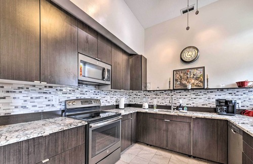 The Gate Apartment | St Louis Apt w/ Large Deck ~ 3 Mi to Downtown