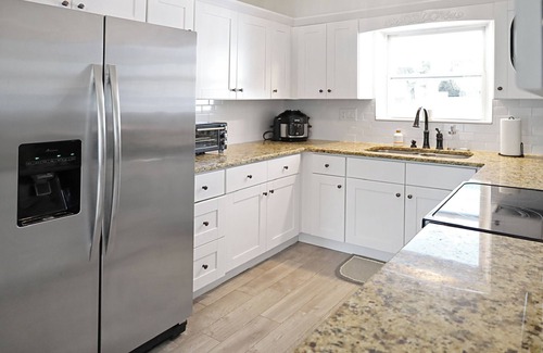 Pinellas Park House | St. Pete Backyard Haven: Pickleball/Pool/Bar/Golf