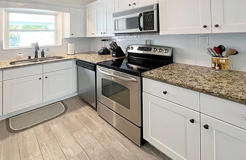 Pinellas Park House | St. Pete Backyard Haven: Pickleball/Pool/Bar/Golf