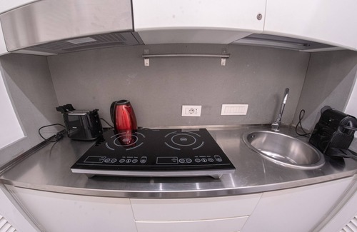 Rione XIV Borgo Apartment | St. Peter Colonnade view (MAS-3)