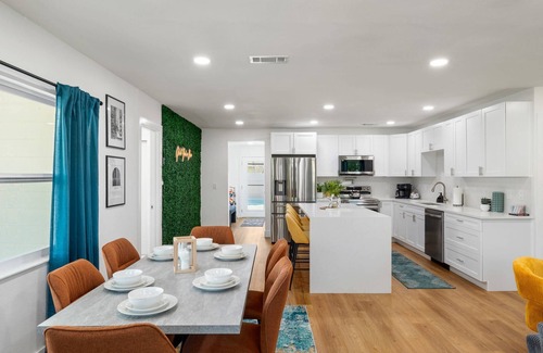 Tampa House | Stadium Splash! Walk to Ray Jay, Private Pool, Games, Putting Green & More – Perfect Tampa Stay!
