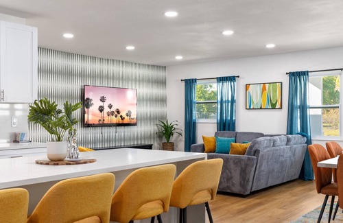 Tampa House | Stadium Splash! Walk to Ray Jay, Private Pool, Games, Putting Green & More – Perfect Tampa Stay!