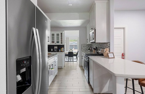 Central Arlington House | Stadium Stay - Billiards, Putt putt, Games, & More