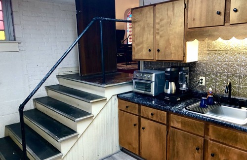 Clifton Forge Cabin | Stained Glass, Fall Foliage, Fly Fishing, Fireplaces, King Bed, Hike Douthat