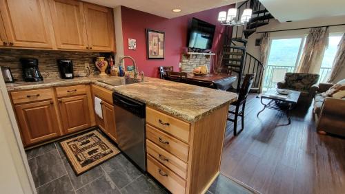 Gatlinburg - Pigeon Forge Apartment | Stairway to Heaven, Breathtaking mtn views Indoor pool & hot tub
