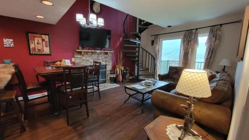 Gatlinburg - Pigeon Forge Apartment | Stairway to Heaven, Breathtaking mtn views Indoor pool & hot tub