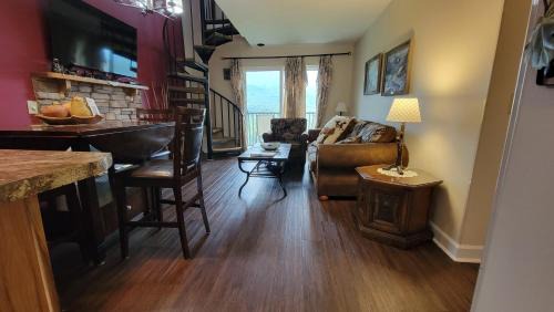 Gatlinburg - Pigeon Forge Apartment | Stairway to Heaven, Breathtaking mtn views Indoor pool & hot tub