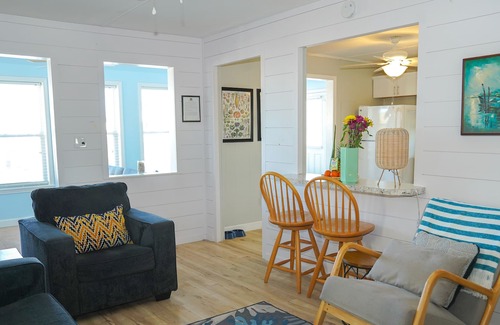 Surf City Cottage | Stan Castle, a small breezy walk to the beautiful ocean!