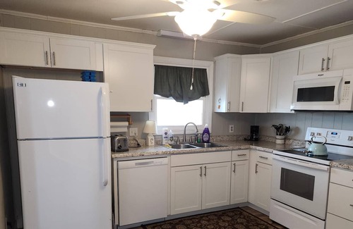 Surf City Cottage | Stan Castle, a small breezy walk to the beautiful ocean!