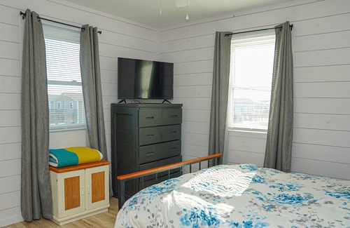 Surf City Cottage | Stan Castle, a small breezy walk to the beautiful ocean!
