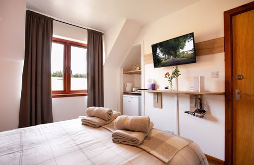 Alness Bed & Breakfast | Standard Double Room in Country Side Guesthouse with Shared Bathroom and beautiful views.