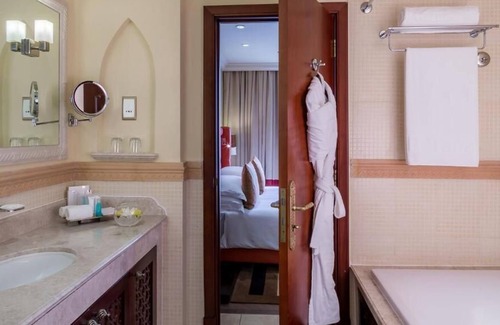 Dubai Media City Apartment | Standard Room Near Media City Park By LB