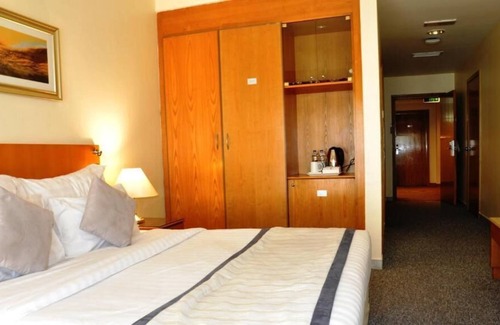 Al Muraqqabat House | Standard Room Near Safeer Market By Luxury Booking Ab