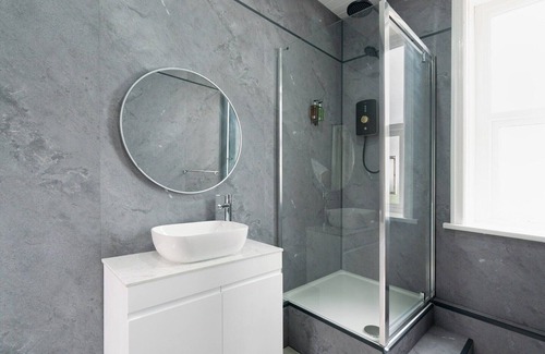 Newcastle-upon-Tyne Apartment | Standard Twin Room - Shared