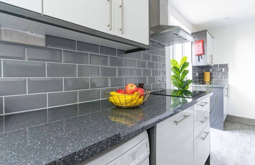Portsmouth Apartment | Stansted 1 | 6 BR | Victorious Festival Home