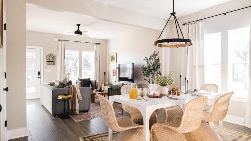 Talbot's Corner Apartment | Stapleton McGraw by AvantStay 2 Units Sleeps 16 Spacious Home in Nashville