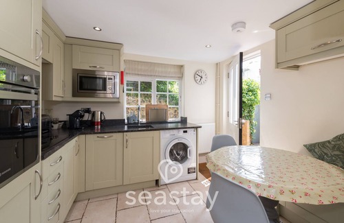 Broadstairs Cottage | Starfish Cottage is a charming retreat in Broadstairs, sleeping six, 30 seconds from the beach