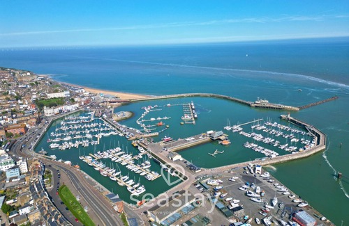 Broadstairs Cottage | Starfish Cottage is a charming retreat in Broadstairs, sleeping six, 30 seconds from the beach