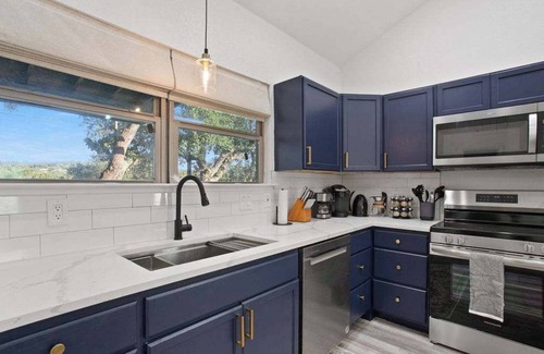Canyon Lake Cabin | Starlight Horizon Cabin R – Hot Tub & Retreat | Pet-Friendly Texas Hill Country