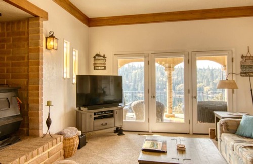 Groveland House | Starry Hills in Pine Mountain Lake