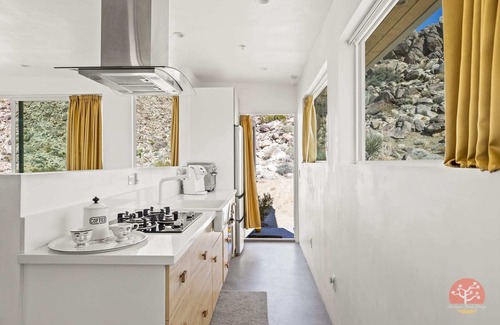 Joshua Tree House | Stars on the Rocks: Pool/HotTub/FirePit/Boulders!