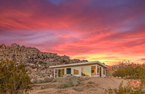 Joshua Tree House | Stars on the Rocks: Pool/HotTub/FirePit/Boulders!
