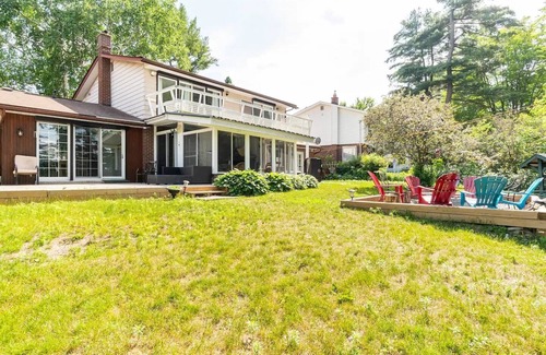 Gravenhurst House | Statb& Fish at European Style Cottage on the Sandy Lake of Gull