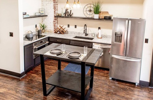 Maple Ridge Apartment | State of Art Studio: Historic and Modern