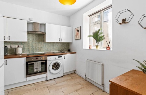 Brighton City Centre Apartment | Station 10 Beds | Contractor | Central | Sleeps 12