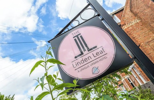 Beeston Hotel | Station Road - Contemporary 1bedroom Flat with 1 superking bed & ensuite bath