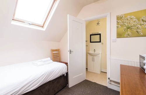 Beeston Hotel | Station Road - Contemporary 1bedroom Flat with 1 single bed & ensuite bath