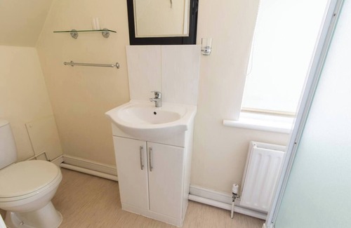 Beeston Hotel | Station Road - Contemporary 1bedroom Flat with 1 single bed & ensuite bath