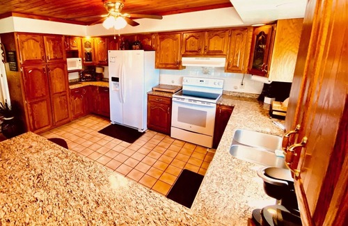 Sevierville Cottage | Stay 4 Nights Pay 3 Now–Dec 2025, Excludes Holidays! Almost Heaven Sleeps 14