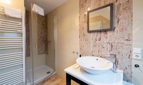 Till-Moyland Apartment | Stay and Work Apartment - 8 single beds - Garage