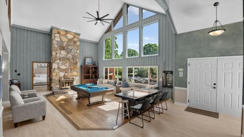 Mayhew House | Stay Awhile by AvantStay Lakefront Pool Dock