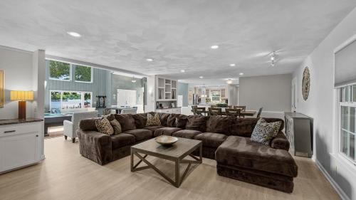 Mayhew House | Stay Awhile by AvantStay Lakefront Pool Dock