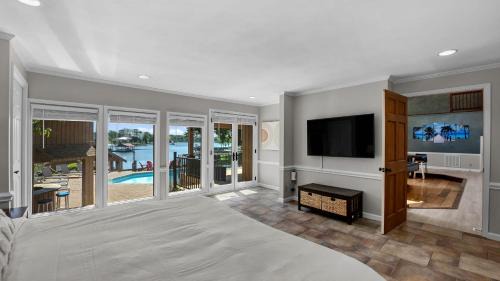 Mayhew House | Stay Awhile by AvantStay Lakefront Pool Dock
