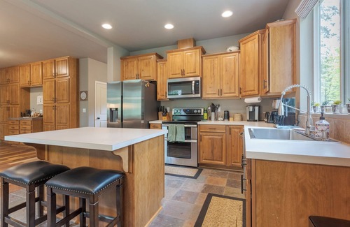 Zigzag Ski Chalet | Stay before 9/22 get the 3RD night FREE!Hot tub,EVcharger, Creek,