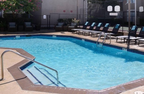 Dallas Apartment | Stay Close to Galleria Dallas & Addison Circle Park! Perfect Budget Family Hotel