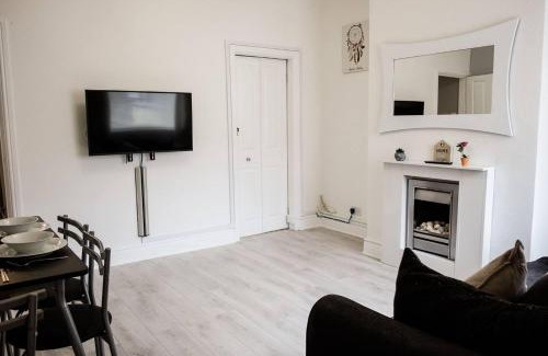 Burslem House | Stay Comfortable-Close to City Centre-4 Bed House!