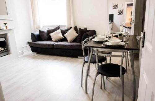 Burslem House | Stay Comfortable-Close to City Centre-4 Bed House!