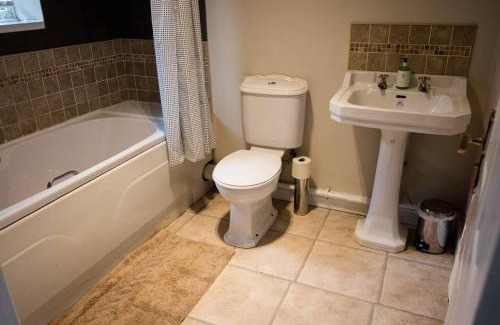 Burslem House | Stay Comfortable-Close to City Centre-4 Bed House!