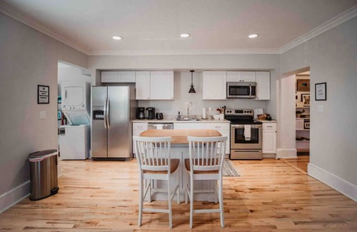 Lexington Apartment | Stay in Downtown Lex, Hot Tub, Walk to VMI, W&L
