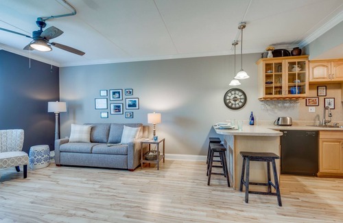 Edgehill Condo | Stay in Elvis' Personal Suite. Guitar-Shaped Pool, Nashville, TN