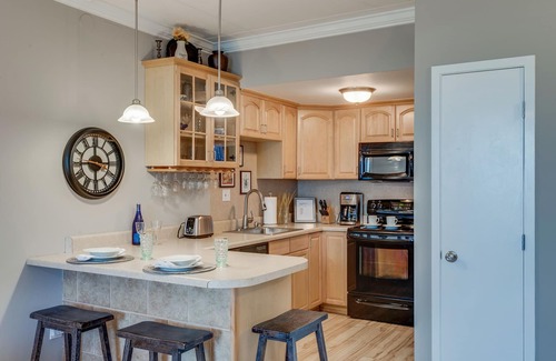 Edgehill Condo | Stay in Elvis' Personal Suite. Guitar-Shaped Pool, Nashville, TN