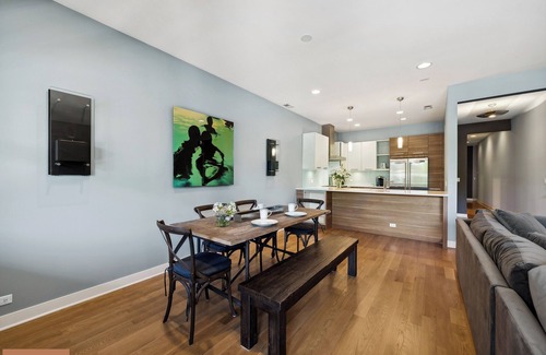 Lakeview Condo | Stay in the heart of East Lakeview on Halsted!