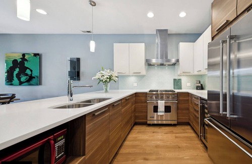 Lakeview Condo | Stay in the heart of East Lakeview on Halsted!