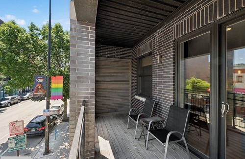 Lakeview Condo | Stay in the heart of East Lakeview on Halsted!