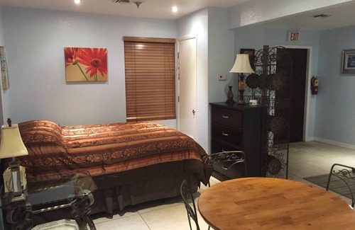 Historic Downtown Melbourne Apartment | Stay In The Lively Downtown Melbourne And Walk To Nightlife, Restaurants & Shops