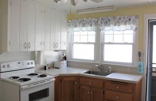Old Lyme Cottage | Stay just steps away from a beautiful private beach in Old Lyme!